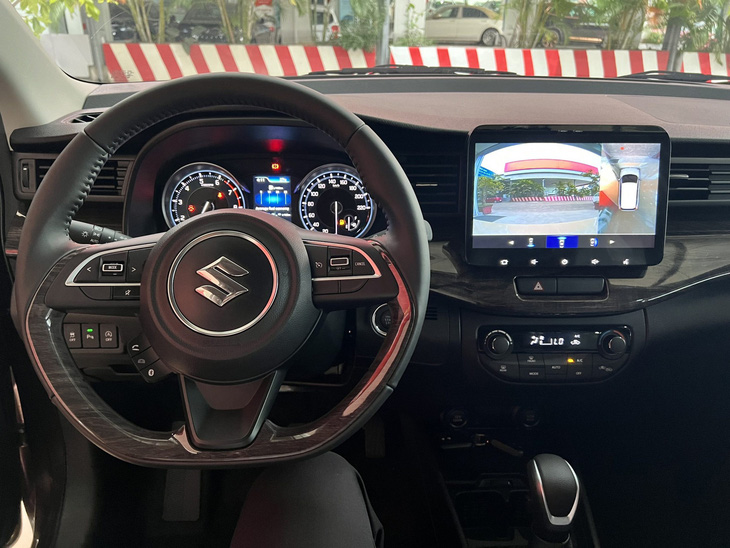 Theo công bố của Cục Đăng kiểm, nhờ sử dụng động cơ hybrid, Suzuki Ertiga chỉ tiêu thụ xăng từ 5,05 lít/100 km. Tuy nhiên, lợi thế này có thể không còn giữ được bao lâu, khi có thông tin cho rằng Toyota sẽ cho ra mắt Veloz chạy hybrid. Hiện chưa có thông tin gì về bản nâng cấp tiếp theo hay đời mới của Ertiga - Ảnh: Đại lý Suzuki/Facebook