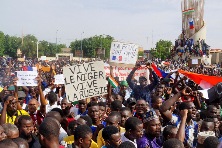 Người biểu tình hô khẩu hiệu phản đối Pháp ở thủ đô Niamey của Niger ngày 30-7 - Ảnh: REUTERS