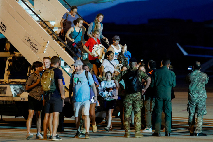 Chuyến bay di tản công dân châu Âu từ Niger hạ cánh ở Rome, Ý, ngày 2-8 - Ảnh: REUTERS
