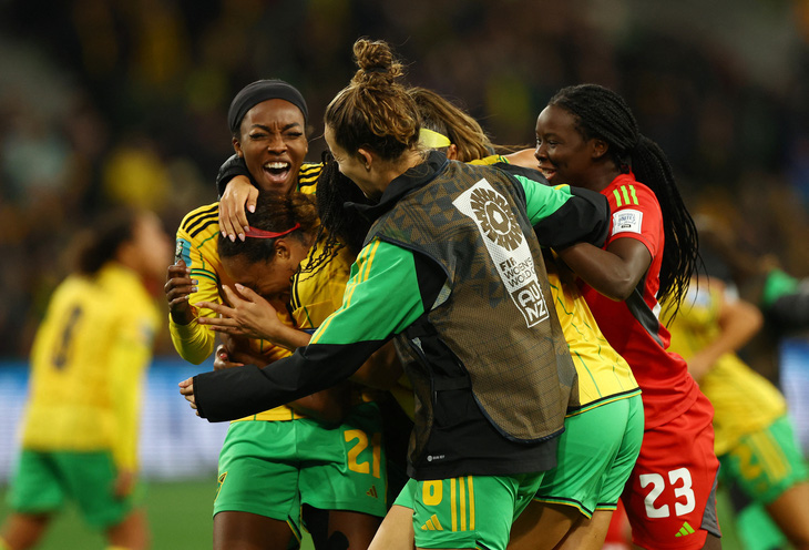 Niềm vui của tuyển nữ Jamaica sau khi bất ngờ loại Brazil - Ảnh: Reuters