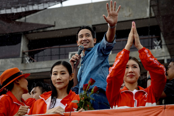 Dù chiến thắng bầu cử, Đảng Tiến bước mất cơ hội lập chính phủ sau khi lãnh đạo đảng này, ông Pita Limjaroenrat, không được phe quân đội ủng hộ làm thủ tướng Thái Lan - Ảnh: AFP