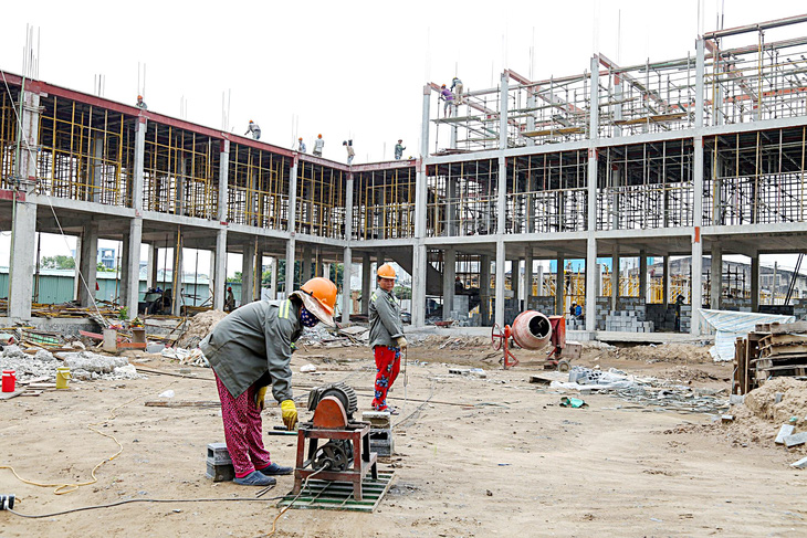 Trường tiểu học Bình Trị Đông A, quận Bình Tân, TP.HCM đang được gấp rút xây dựng - Ảnh: PHƯƠNG QUYÊN