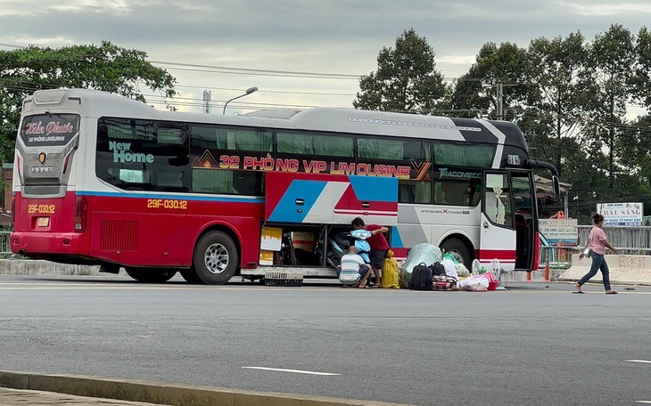 TP.HCM chỉ đạo khẩn ngành giao thông địa phương cùng dẹp 'xe dù, bến cóc'