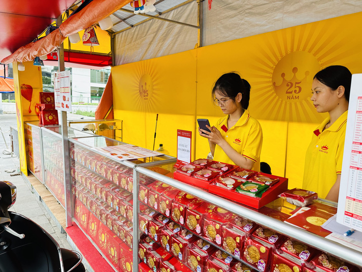 Quầy hàng bánh trung thu Kinh Đô trên đường Hai Bà Trưng (quận 1, TP.HCM) chỉ bán được 2-3 triệu đồng/ngày, sức mua còn chậm - Ảnh: THẢO THƯƠNG