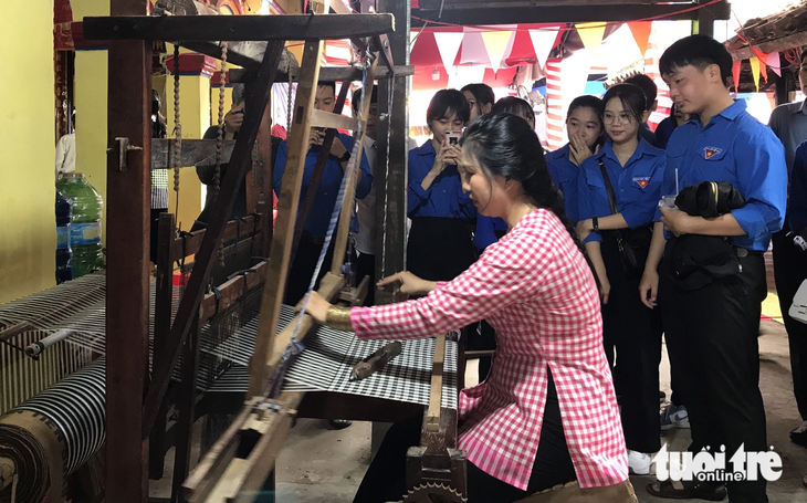 Nghề dệt khăn rằn xã Long Khánh A có từ lâu đời với cách dệt thủ công truyền thống đặc sắc - Ảnh: ĐẶNG TUYẾT