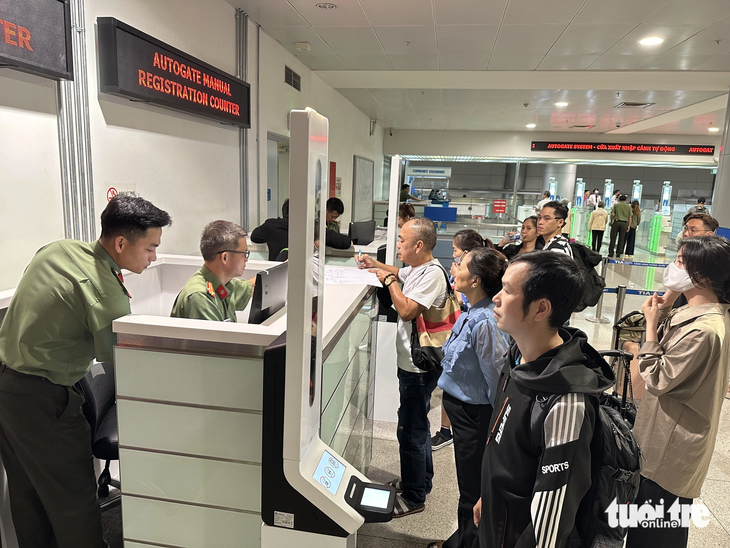 Công an cửa khẩu Tân Sơn Nhất tổ chức 2 quầy đăng ký thủ công để những hành khách chưa có hộ chiếu điện tử gắn chip muốn sử dụng scan passport 