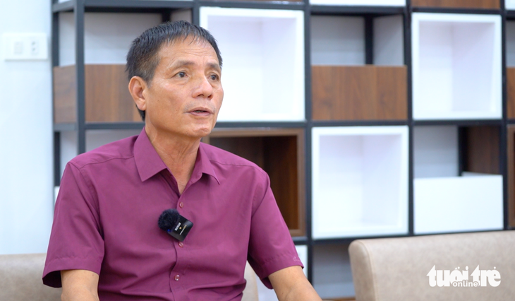 Ông Nguyễn Đình Nghĩa - giám đốc Trung tâm đào tạo bóng đá trẻ Sông Lam Nghệ An - trả lời những nghi vấn gian lận tuổi cầu thủ - Ảnh: DOÃN HÒA