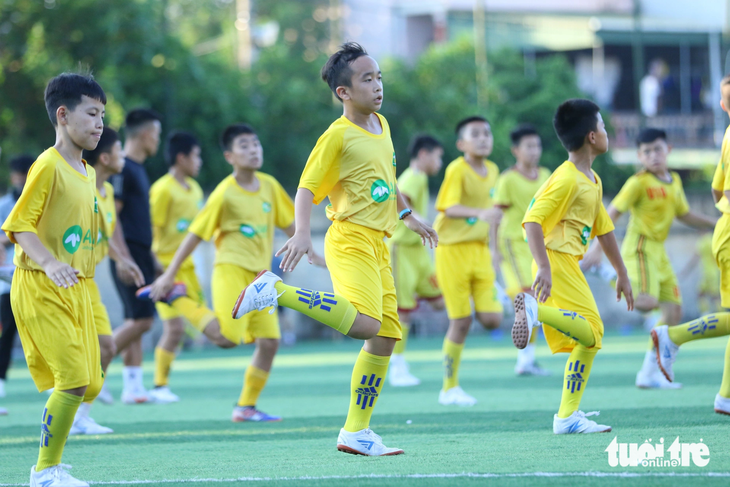 Các cầu thủ trẻ được đào tạo tại Trung tâm đào tạo bóng đá trẻ Sông Lam Nghệ An - Ảnh: DOÃN HÒA