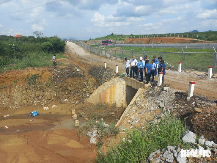 Đoàn chuyên gia phối hợp kiểm tra tại cống nước đường gom dân sinh và tuyến chính tại khu vực xảy ra ngập cao tốc Phan Thiết - Dầu Giây - Ảnh: ĐỨC TRONG