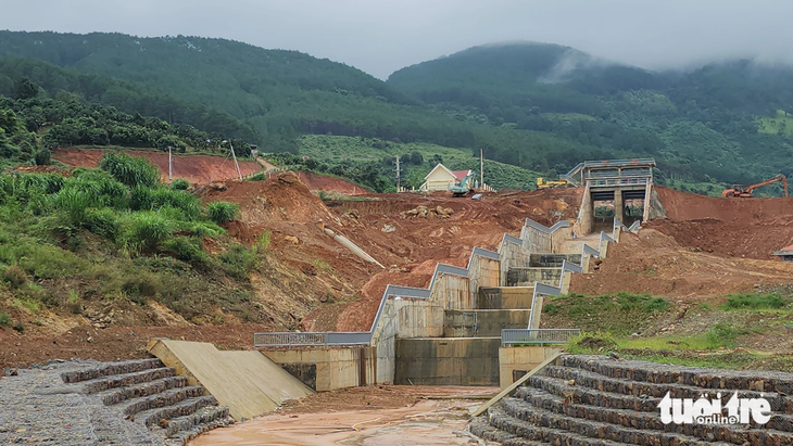 Đập chứa nước lớn của huyện Lâm Hà gây ra vụ sạt nứt đất - Ảnh: M.V