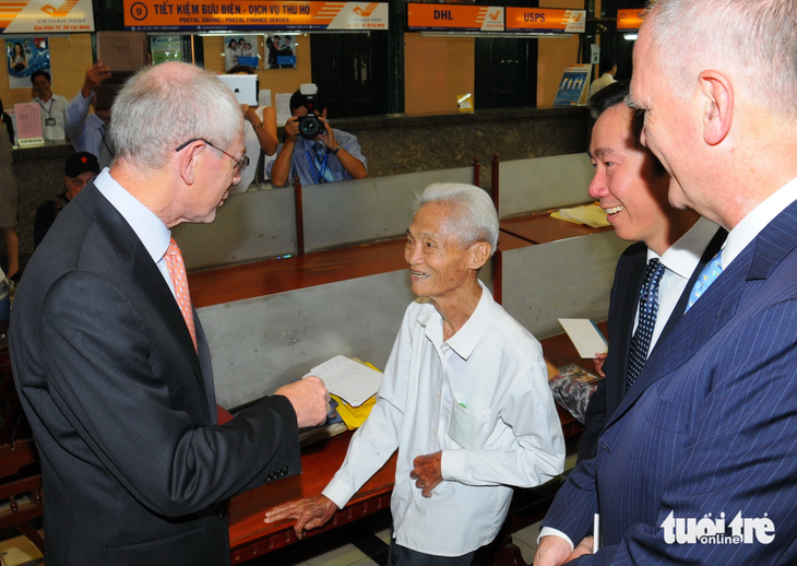 Người viết thư thuê Dương Văn Ngộ nói chuyện với Chủ tịch EU Herman Van Rompuy tại Bưu điện TP.HCM sáng 2-11-2012 - Ảnh: T.T.D.