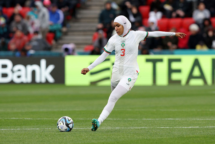 Benzina là cầu thủ đầu tiên mang khăn trùm đầu hijab đến World Cup nữ- Ảnh: REUTERS