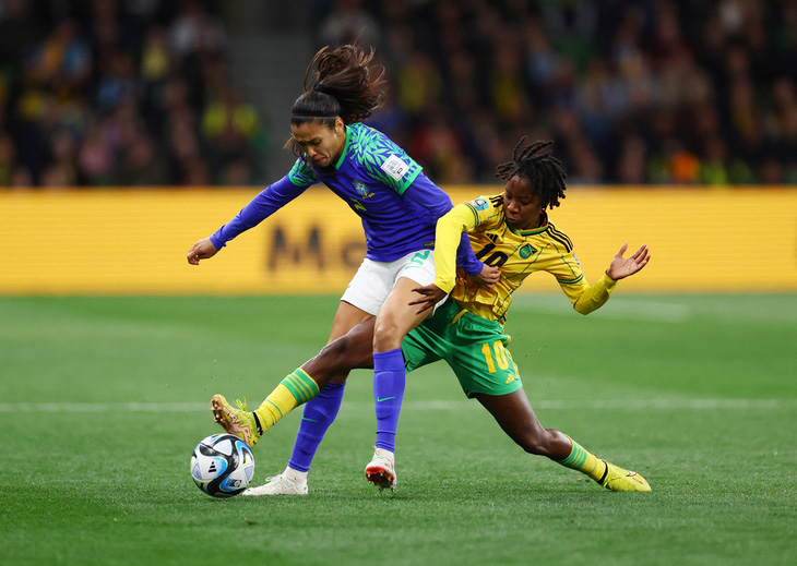 Tuyển Brazil (trái) bị Jamaica ngáng chân ở bảng F World Cup nữ 2023 - Ảnh: REUTERS