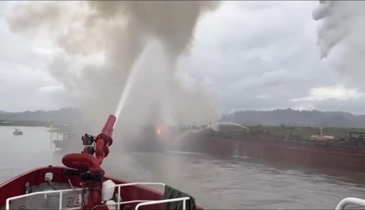 Sau hơn một giờ nỗ lực dập lửa, đám cháy tàu du lịch đã được khống chế, các thuyền viên được đưa lên bờ an toàn - Ảnh: HÀ MY