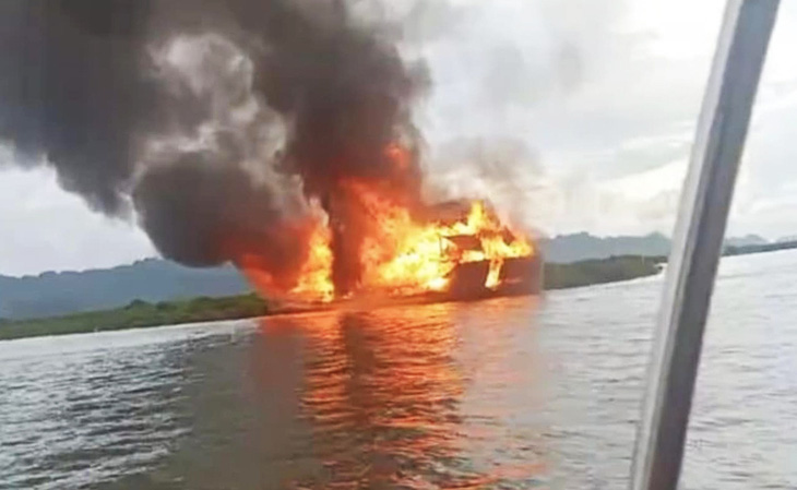 Hiện trường vụ cháy tàu du lịch đang neo đậu trên vùng biển huyện Cát Hải, TP Hải Phòng chờ lên đà để sửa chữa - Ảnh: HÀ MY