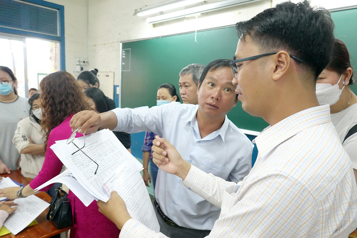 Giáo viên Trường THPT Trần Khai Nguyên (quận 5, TP.HCM) tư vấn chọn tổ hợp môn cho phụ huynh có con vào lớp 10 trường này - Ảnh: NHƯ HÙNG