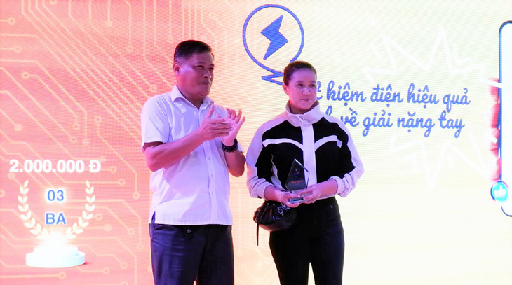 Ông Lê Anh Tuấn, giám đốc Sở Công Thương Tây Ninh, trao giải nhất cho đại diện hộ gia đình ông Nguyễn Văn Hồng - Ảnh: Công ty cung cấp