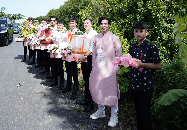 Hồ Quang Hiếu mặc áo dài truyền thống màu hồng, dẫn đầu đoàn bê tráp đi hỏi cưới Tuệ Như