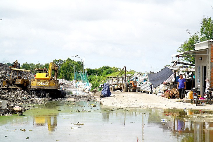 Ô nhiễm ở bãi rác An Hiệp (huyện Ba Tri, BếnTre) khi bãi phải “gánh” một lượng rác quá lớn - Ảnh: MẬU TRƯỜNG