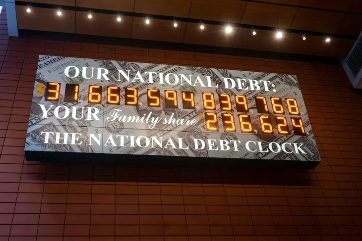 Đồng hồ hiển thị số nợ công của Mỹ tính đến cuối tháng 4-2023 tại thành phố New York - Ảnh: ALAMY