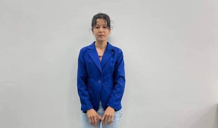 Bà Phi Ouk (35 tuổi, công nhân dệt may) bị cảnh sát Phnom Penh bắt vì xúc phạm danh dự thủ tướng tương lai Hun Manet - Ảnh: KHMER TIMES
