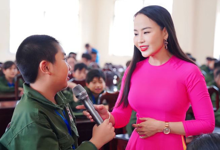 Tiến sĩ Nguyễn Thị Quốc Minh chia sẻ chuyên đề tại chương trình học kỳ trong quân đội với các bạn nhỏ tại Long An trong hè 2023 - Ảnh: HẢI ĐĂNG