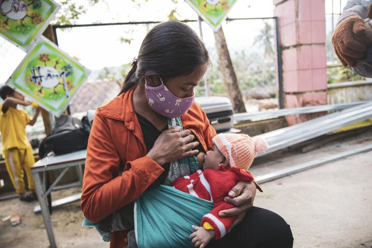 Bé có quyền được bú sữa mẹ dù áp lực công việc của mẹ rất bộn bề - Ảnh: UNICEF Việt Nam/Trương Việt Hùng
