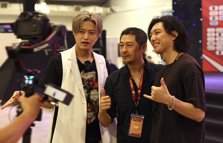 Đạo diễn Charlie Nguyễn (giữa) và 2 diễn viên Nhật Noboru Kaneko, Masahiro Inoue - những người nổi tiếng nhờ đóng phim chuyển thể từ truyện tranh như Siêu nhân Gao, Kamen Rider Decade - Ảnh: BTC