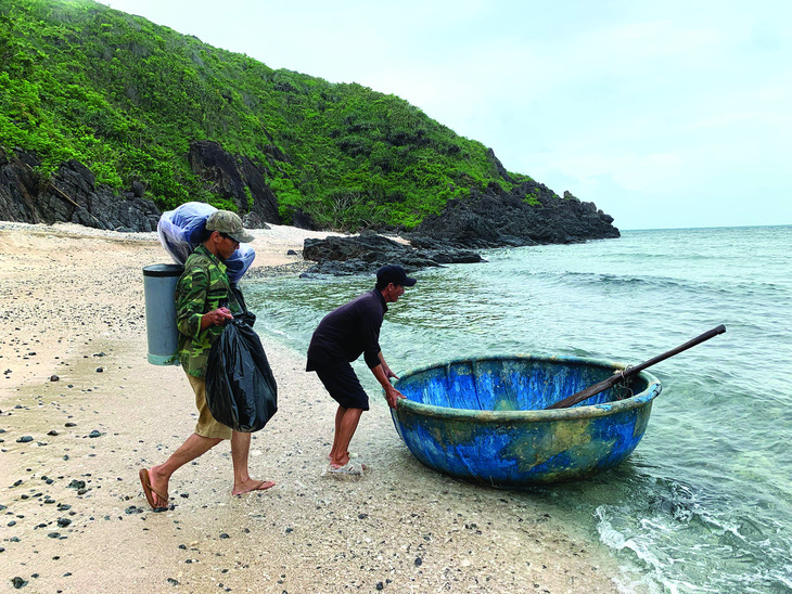 Hải trình đầy vất vả của một chuyến săn ảnh Nicobar mùa mưa gió: di chuyển bằng thuyền câu và thúng từ Côn Đảo ra hòn Tre lớn. Ảnh: TOBY TRUNG