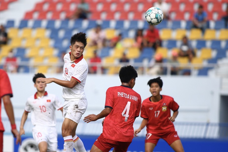 U23 Việt Nam - U23 Lào (hiệp 1) 0-0: Lào cố gắng chơi tấn công - Ảnh 1. U23 Việt Nam (trái) và U23 Lào chơi ăn miếng trả miếng - Ảnh: H.TÙNG