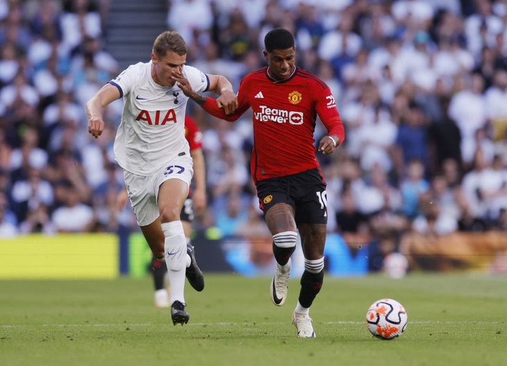 Man United (phải) gây thất vọng trước Tottenham - Ảnh: REUTERS