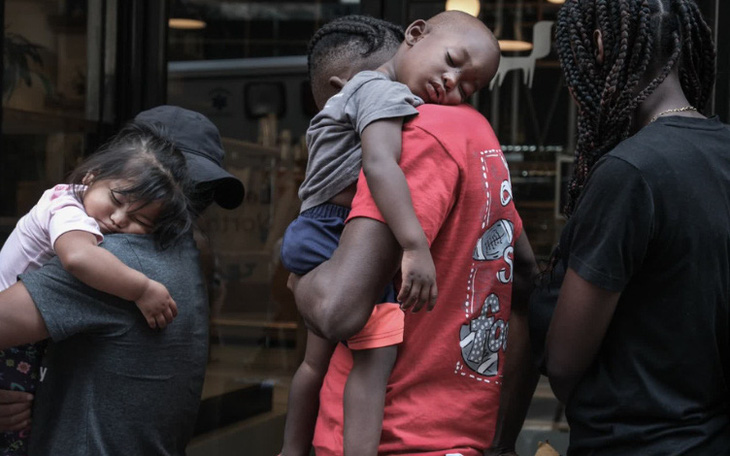 Hàng trăm người xin tị nạn mỗi ngày, New York 'gồng gánh'