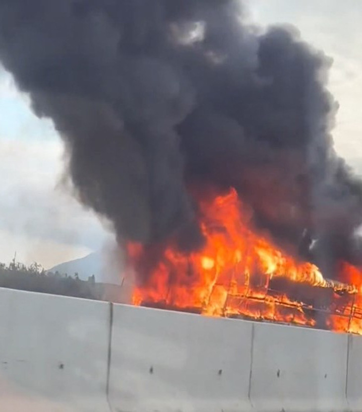 Ngọn lửa bùng cháy mạnh kèm cột khói đen bốc cao - Ảnh: cắt từ video