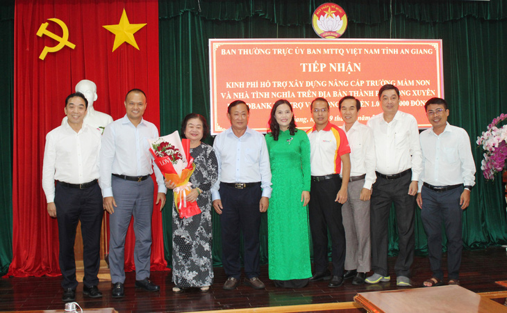 Ủy ban MTTQ VN tỉnh An Giang, Ủy ban MTTQ VN TP Long Xuyên, HDBank tặng hoa cảm ơn nguyên phó chủ tịch nước Trương Mỹ Hoa đã đến dự lễ - Ảnh: HDB
