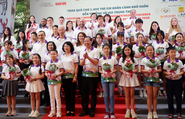 Trao quà cho 50 học sinh tiêu biểu Việt Nam - Canada tại chương trình &quot;Cột mốc vàng&quot; - Ảnh: K.ANH