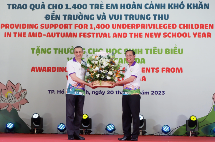 Phan Van Mai (right), Chairman of the Ho Chi Minh City People's Committee, presents flowers to Canadian Consul General Behzad Babakhani in Ho Chi Minh City - photo: K.ANH