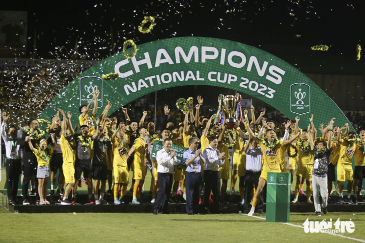 Thanh Hóa ăn mừng chức vô địch Cúp quốc gia 2023 - Ảnh: ĐỨC KHUÊ