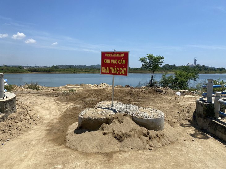 Trụ bê tông chặn cát tặc khai thác cát ở xã Nghĩa Hà vào ban ngày được để giữa lối đi xuống sông Trà Khúc - Ảnh: T.M.