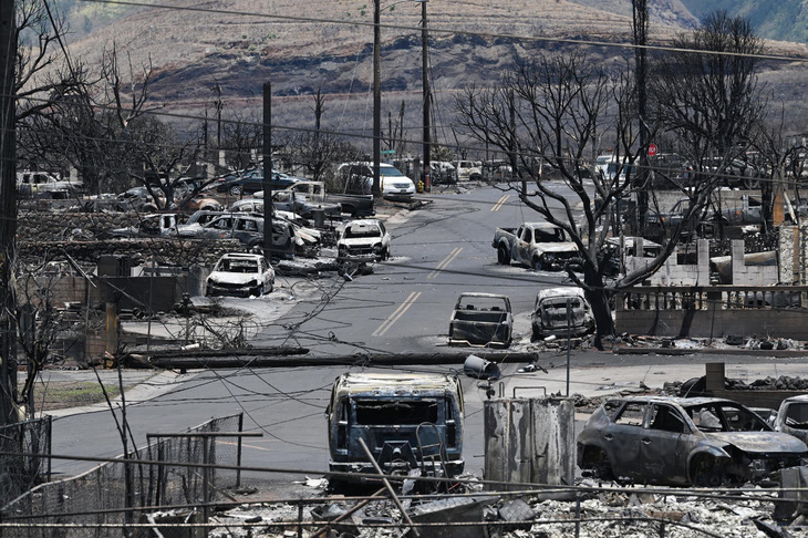 Xe cộ, cây cối và cột điện bị thiêu rụi, nằm ngổn ngang ở quận Maui do cháy rừng - Ảnh: CBS