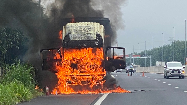 Xe tải cháy ngùn ngụt trên cao tốc Dầu Giây - Phan Thiết, sáng 20-8 - Ảnh: CHẾ THÂN