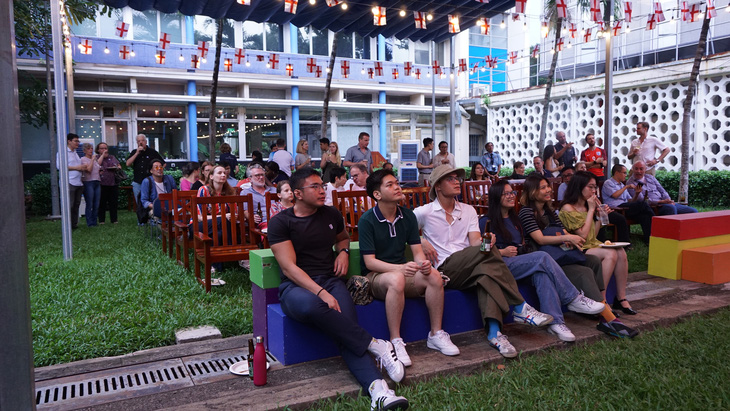 Nhiều bạn trẻ đến Tổng lãnh sự quán Anh tại TP.HCM đón xem trận đấu - Ảnh: NGHI VŨ