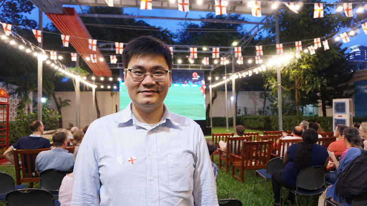 Anh Nguyễn Tùng Sơn từng có thời gian du học tại London, dành thời gian đến cổ vũ đội tuyển Anh - Ảnh: NGHI VŨ