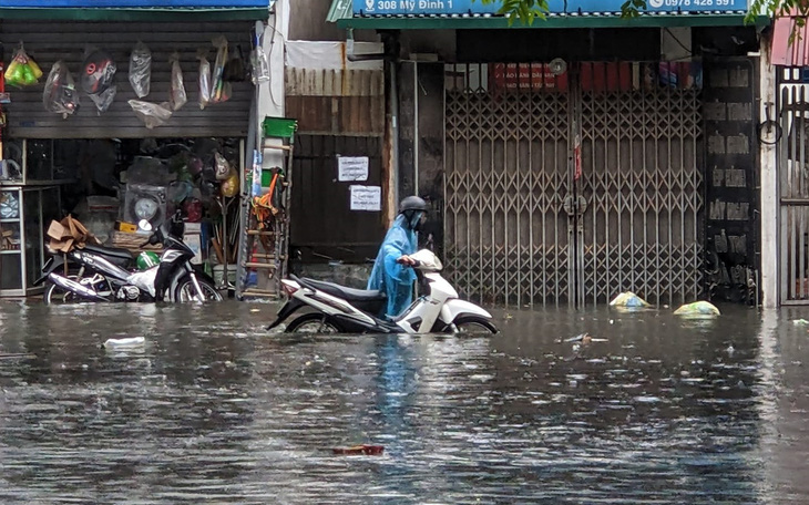 Mưa như trút nước, đường phố Hà Nội ngập lênh láng