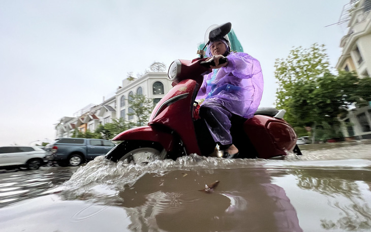 Hà Nội mưa to, cảnh báo ngập lụt nhiều tuyến phố