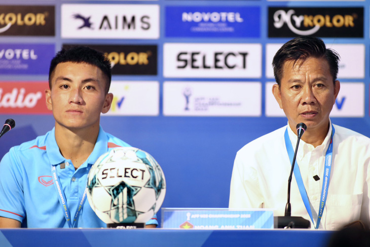 Cầu thủ xuất sắc nhất trận Nguyễn Minh Quang (trái) và HLV Hoàng Anh Tuấn họp báo sau trận - Ảnh: HOÀNG TÙNG