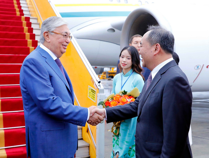 Chủ nhiệm Văn phòng Chủ tịch nước Lê Khánh Hải đón Tổng thống Kazakhstan Kassym-Jomart Tokayev tại sân bay quốc tế Nội Bài - Ảnh: TTXVN