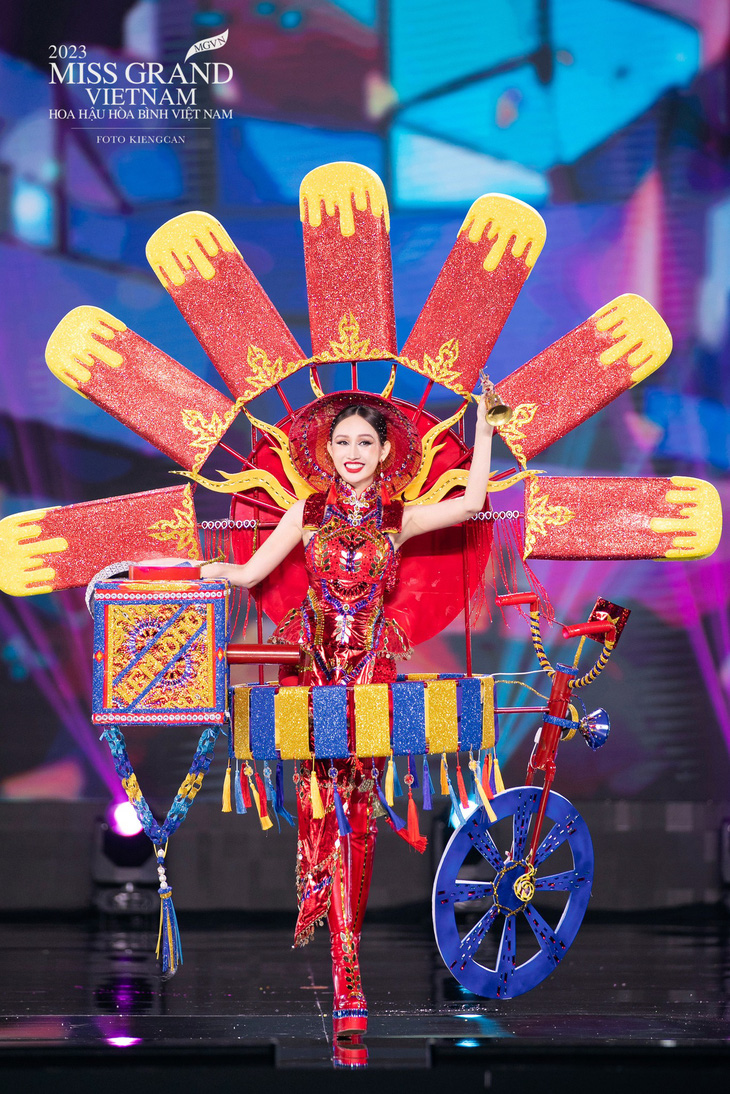Món quà vặt kem ống được nhà thiết kế trẻ tái hiện sinh động, rực rỡ qua trang phục dân tộc ở mùa thi Miss Grand Vietnam năm nay