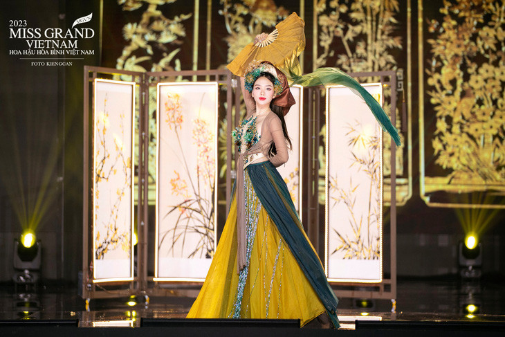 Trang phục lấy cảm hứng từ bốn bức danh họa Mai, Lan, Cúc, Trúc do hoa hậu Mai Phương thể hiện được nhiều fan sắc đẹp đánh giá cao