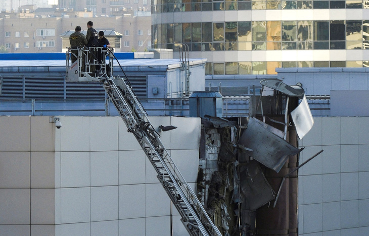 Một tòa nhà hư hại do bị drone đâm vào ở thủ đô Matxcơva hôm 18-8 - Ảnh: AFP