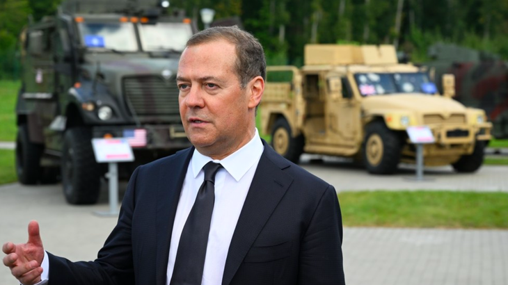 Cựu tổng thống Nga Dmitry Medvedev đến tham quan một cuộc triển lãm khí tài quân sự phương Tây mà Nga thu được trong cuộc chiến ở Ukraine - Ảnh: SPUTNIK